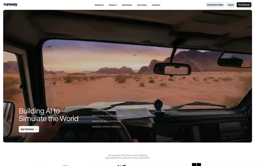 Blick durch Frontscheibe eines Autos: Wüstenlandschaft mit Bergen am Horizont, Sand, Sonnenuntergangshimmel; Innensicht.