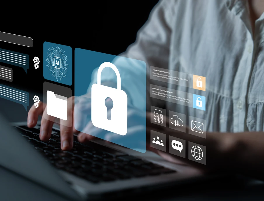 Person tippt auf Laptop; schwebende blaue Sicherheits-Icons, zentrales Vorhängeschloss.