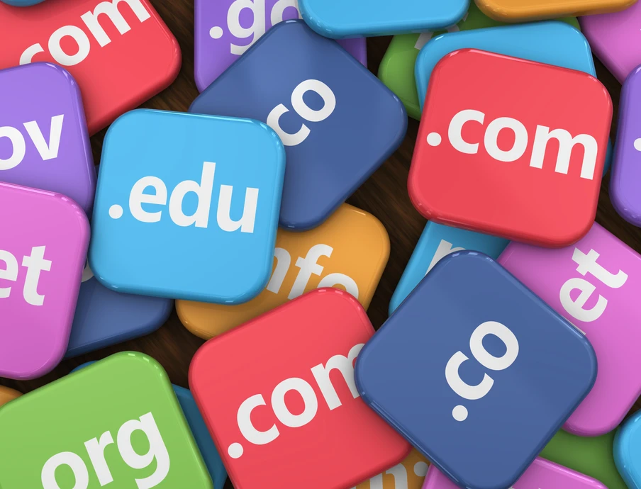 Viele bunte, quadratische Kacheln mit Domain-Endungen wie .com, .net, .org, .edu und .co.