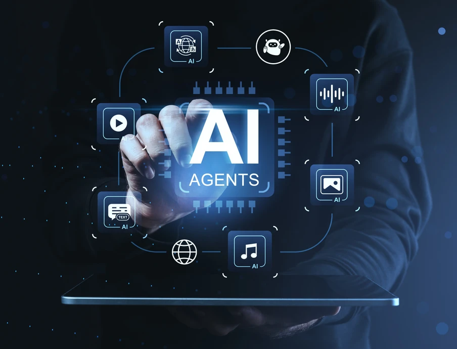 Eine Hand zeigt eine holografische KI-Oberfläche mit AI AGENTS und Symbole (Play, Musik, Globus) vor dunklem Hintergrund.