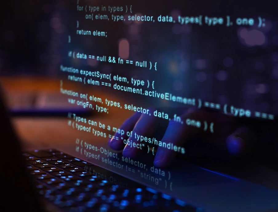 Blauer Code auf dunklem Bildschirm; Tastatur unten, Programmierzeilen sichtbar.