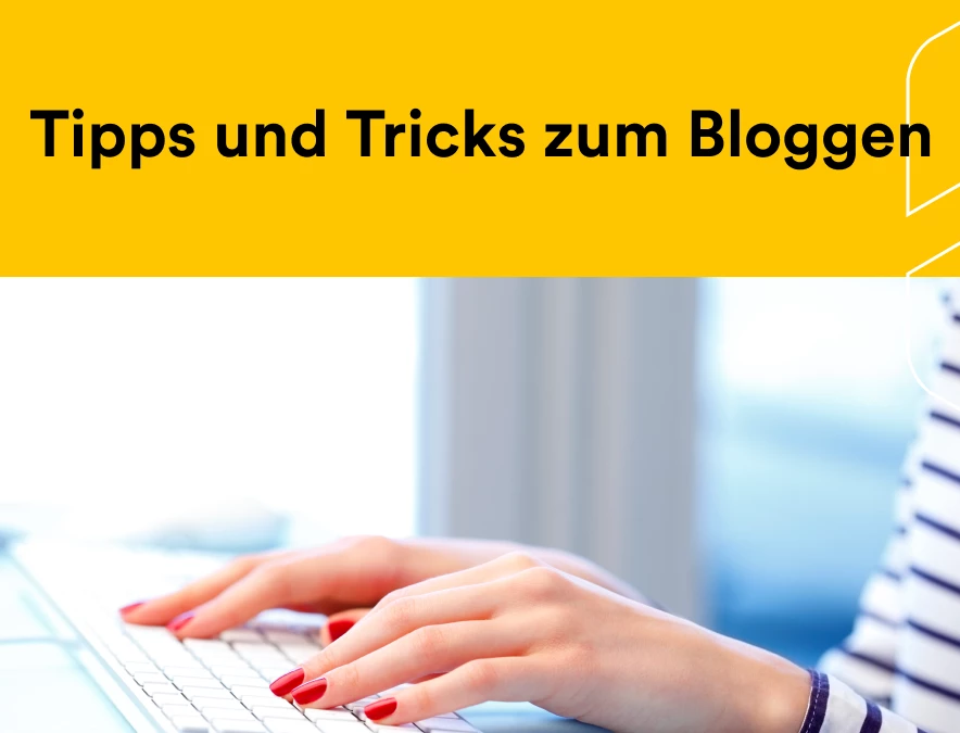 Hände tippen auf einer Tastatur; gelber Hintergrund mit Bannertext; weiße, abgerundete Rahmung um das Foto.
