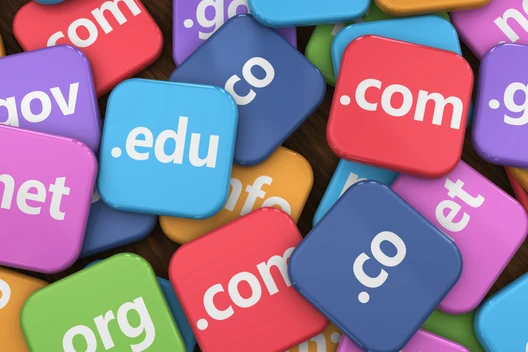 Viele bunte, quadratische Kacheln mit Domain-Endungen wie .com, .net, .org, .edu und .co.