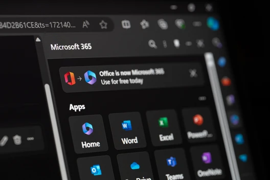 Bildschirm zeigt Microsoft 365‑Apps im dunklen Design; Symbole für Home, Word, Excel, PowerPoint, Teams und Outlook.