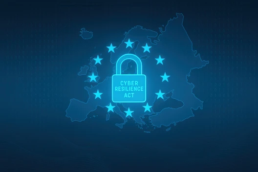Blauer Hintergrund mit Europakarte; zentriert ein leuchtendes Vorhängeschloss mit 'Cyber Resilience Act' und Sternenring.