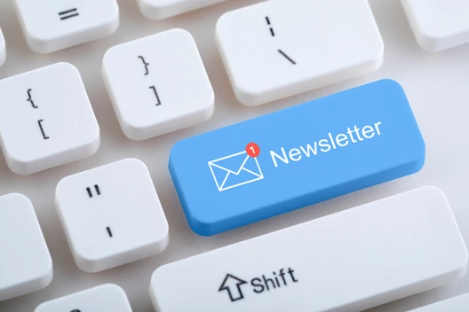 Blaue Tastenkappe mit Newsletter-Text und Briefumschlag-Symbol, rote 1-Benachrichtigung; umgeben von weißen Tastaturtasten.